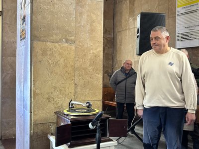 Колекціонер Анатолій Паладійчук приніс на захід вінілову платівку зі своєї колекції з творами композитора Колекціонер Анатолій Паладійчук приніс на захід вінілову платівку зі своєї колекції з творами композитора