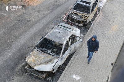 Вибиті вікна та горілі автівки: фото наслідків нічної атаки РФ на Одесу Вибиті вікна та горілі автівки: фото наслідків нічної атаки РФ на Одесу
