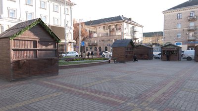 Як жителі Рівного реагують на встановлення ялинки у центрі міста Як жителі Рівного реагують на встановлення ялинки у центрі міста