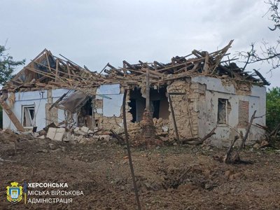 Пошкоджені будинки та авто: армія РФ завдала авіаудару по Зеленівці поблизу Херсона Пошкоджені будинки та авто: армія РФ завдала авіаудару по Зеленівці поблизу Херсона
