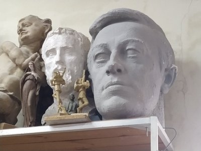 "Він має вигляд руків’я меча, тому що він — воїн": як у Рівному створювали перший в Україні пам'ятник Симона Петлюри "Він має вигляд руків’я меча, тому що він — воїн": як у Рівному створювали перший в Україні пам'ятник Симона Петлюри