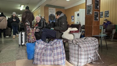 людей приймають у транзитному пункті у Лозовій людей приймають у транзитному пункті у Лозовій