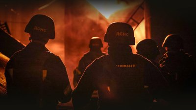 "Нас відкинуло ударною хвилею": рятувальники розповіли про подвійні удари РФ у Ніжині та Бахмачі "Нас відкинуло ударною хвилею": рятувальники розповіли про подвійні удари РФ у Ніжині та Бахмачі