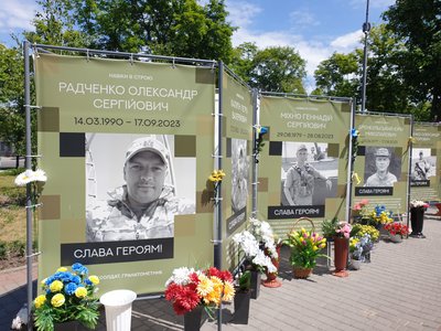 Крадіжка квітів з Алеї пам'яті в Олександрії. Затримали двох підозрюваних Крадіжка квітів з Алеї пам'яті в Олександрії. Затримали двох підозрюваних