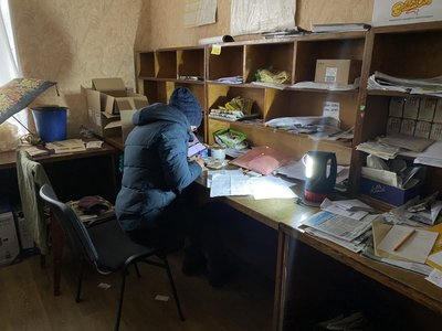 "Поверніть нам нашу пошту": у Супрунівці майже два місяці не працює єдине відділення "Укрпошти" "Поверніть нам нашу пошту": у Супрунівці майже два місяці не працює єдине відділення "Укрпошти"