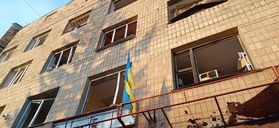 Вибиті вибуховою хвилею вікна внаслідок авіаудару по Куп'янську, Харківська область, 28 серпня 2024 року