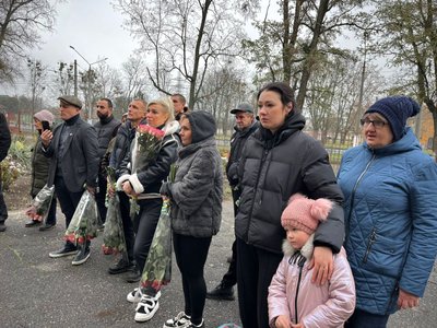 Люди на відкритті меморіальних дощок загиблим захисникам Євгену Андрусовичу та Ярославу Ланцову Люди на відкритті меморіальних дощок загиблим захисникам Євгену Андрусовичу та Ярославу Ланцову