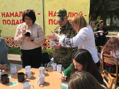 В День вишиванки у Житомирі жителі міста розписували горнятка для поранених військових В День вишиванки у Житомирі жителі міста розписували горнятка для поранених військових