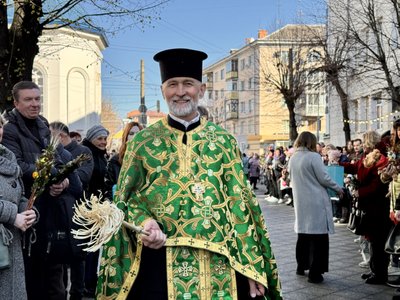 У Вербну неділю житомиряни прийшли до храмів освячувати гілочки верби