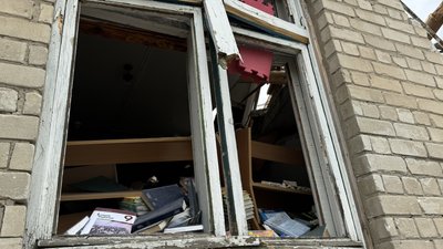 Зруйнована будівля школи село Білокузьминівка Костянтинівська громада Донецька область 28 травня 2025 рік