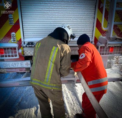 В Одеській області рятувальники довезли на виклик медиків, які застрягли у сніговому заметі В Одеській області рятувальники довезли на виклик медиків, які застрягли у сніговому заметі