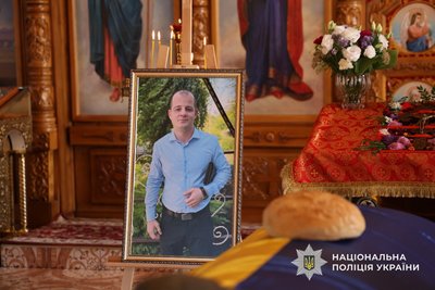 У Дніпрі попрощалися з поліцейським Андрієм Кропивним, який загинув на Донеччині У Дніпрі попрощалися з поліцейським Андрієм Кропивним, який загинув на Донеччині