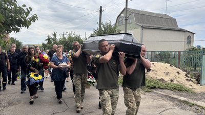 На Миколаївщині провели в останню путь загиблого бійця ЗСУ На Миколаївщині провели в останню путь загиблого бійця ЗСУ
