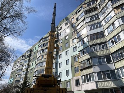 У Полтаві демонтували аварійну покрівлю дев’ятиповерхівки після влучання БпЛА