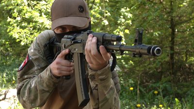 Готують молодь до війни: як у Чернівцях проходить навчання у військово-патріотичному вишколі Готують молодь до війни: як у Чернівцях проходить навчання у військово-патріотичному вишколі