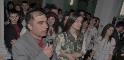 Василь Карпо та Леся Воронюк зі студентами історичного факультету на День вишиванки Василь Карпо та Леся Воронюк зі студентами історичного факультету на День вишиванки
