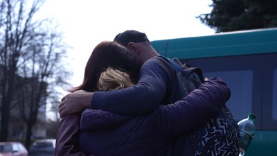 "Я повернусь до тебе, тато". Як з прифронтової Межівської громади евакуюють родини з дітьми "Я повернусь до тебе, тато". Як з прифронтової Межівської громади евакуюють родини з дітьми