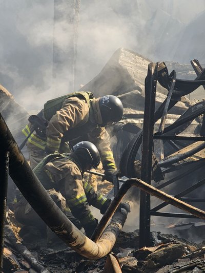 Армія РФ вдарила з артилерії по торговельному центру Нікополя. Що відбувається на місці — фоторепортаж Армія РФ вдарила з артилерії по торговельному центру Нікополя. Що відбувається на місці — фоторепортаж