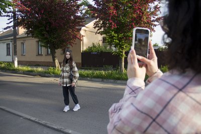 Рівнянка Анастасія Мігаль фотографується біля глоду у Здолбунові Рівнянка Анастасія Мігаль фотографується біля глоду у Здолбунові
