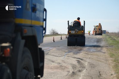 Латають ями на трасах: на автошляхах Одещини триває ремонт дорожнього покриття після зими Латають ями на трасах: на автошляхах Одещини триває ремонт дорожнього покриття після зими
