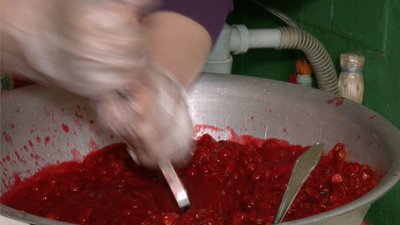 "Калини замало". У Кропивницькому готують вітамінну суміш для військових "Калини замало". У Кропивницькому готують вітамінну суміш для військових