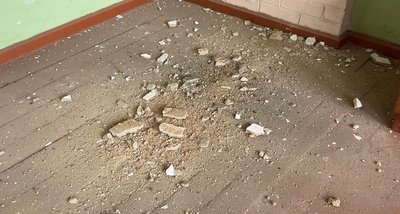У Собіщицях батьки не пустили дітей до школи: тут сиплеться стеля та незавершений ремонт