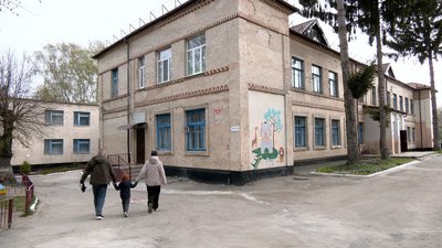 До 17 градусів в приміщенні: коли замінять пошкоджені від російського обстрілу вікна в дитячому садочку у Вінниці