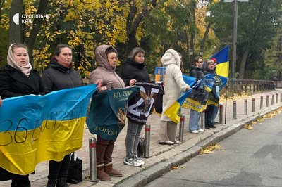 "Це наш крик душі": у Києві рідні полонених військових вийшли на акцію "Це наш крик душі": у Києві рідні полонених військових вийшли на акцію