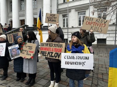 У Полтаві рідні військових влаштували акцію-нагадування "Не мовчи. Полон вбиває"