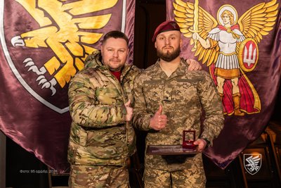 Олег Апостол відзначив десантників житомирської 95-ї бригади: військовим вручили шеврони та відзнаки Олег Апостол відзначив десантників житомирської 95-ї бригади: військовим вручили шеврони та відзнаки