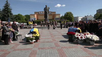 Із військовими Владиславом Шаленим та Юрієм Бобровніком-Сидоренком попрощалися у Рівному Із військовими Владиславом Шаленим та Юрієм Бобровніком-Сидоренком попрощалися у Рівному