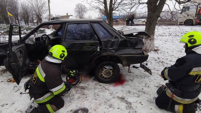 У дорожній аварії на Кіровоградщині загинув водій, вагітну пасажирку госпіталізували У дорожній аварії на Кіровоградщині загинув водій, вагітну пасажирку госпіталізували
