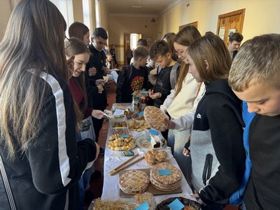 Учні ліцею №1 імені Володимира Красицького зібрали понад 107 тисяч гривень на шкільному ярмарку Учні ліцею №1 імені Володимира Красицького зібрали понад 107 тисяч гривень на шкільному ярмарку
