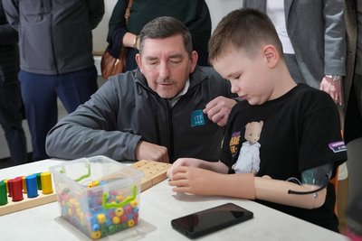Не лише протокол: як гуманітарні місії перших леді та джентльменів рятують життя у гарячих точках