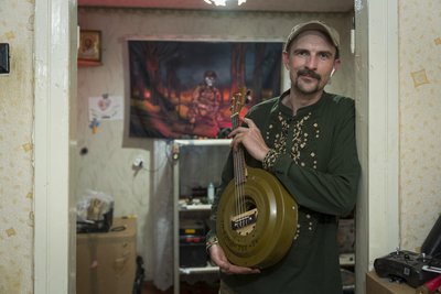 "Це ж гітара!": сапер 128 бригади ТрО "Дике поле" Андрій створив укулеле з радянської міни