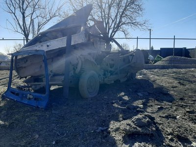 Машина, пошкоджена унаслідок "шахедної" атаки Машина, пошкоджена унаслідок "шахедної" атаки
