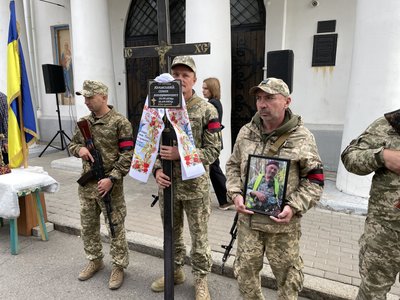 У Полтаві попрощалися із двома воїнами, які загинули на війні з РФ У Полтаві попрощалися із двома воїнами, які загинули на війні з РФ