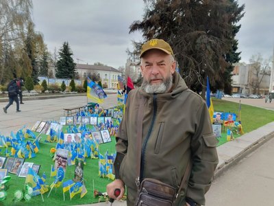Два роки алеї пам’яті на майдані Корольова у Житомирі: встановили 316 прапорців Два роки алеї пам’яті на майдані Корольова у Житомирі: встановили 316 прапорців