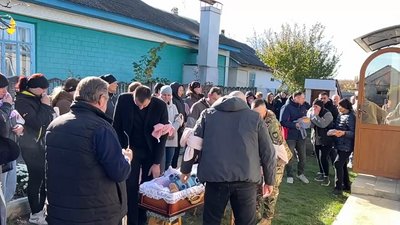 На Вінниччині прощаються із 7-річною Діаною, яка загинула внаслідок російської атаки На Вінниччині прощаються із 7-річною Діаною, яка загинула внаслідок російської атаки