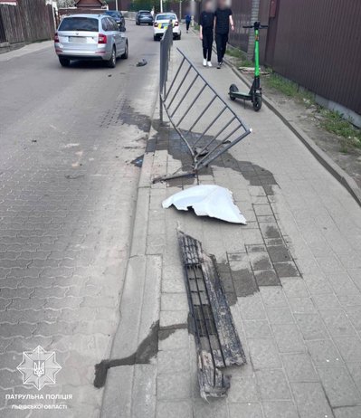 Жінка в'їхала в тротуарне огородження Жінка в'їхала в тротуарне огородження