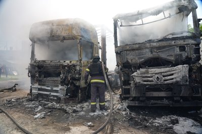 Вантажівки згоріли внаслідок російського удару дроном по Слобідському району Харкова Вантажівки згоріли внаслідок російського удару дроном по Слобідському району Харкова