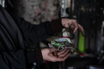 Ляльки-мотанки були в парі. Одну з них родина вивезла у Львів, коли виїздили з міста, а іншу — лишили як оберіг у Херсоні Ляльки-мотанки були в парі. Одну з них родина вивезла у Львів, коли виїздили з міста, а іншу — лишили як оберіг у Херсоні