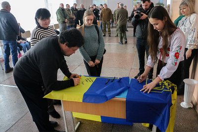 В одному з ліцеїв Одеси відкрили меморіальні дошки трьом загиблим воїнам В одному з ліцеїв Одеси відкрили меморіальні дошки трьом загиблим воїнам