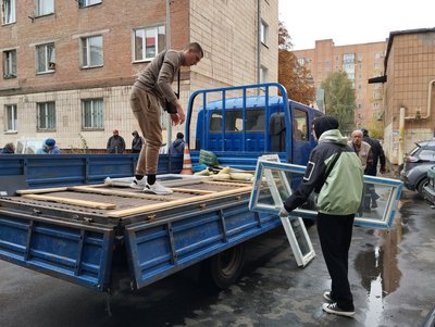 У Полтаві мешканці пошкоджених будинків біля Інститут зв’язку отримали вікна У Полтаві мешканці пошкоджених будинків біля Інститут зв’язку отримали вікна