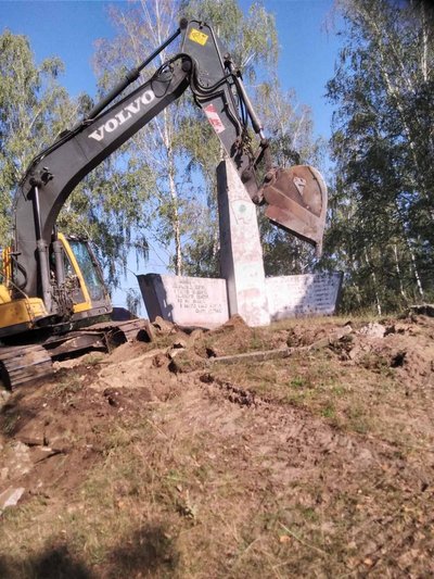 У вараській громаді демонтували пам'ятник першим комсомольцям села У вараській громаді демонтували пам'ятник першим комсомольцям села