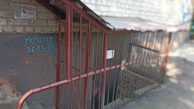 У Житомирі встановлюють двері, які автоматично відчиняються під час тривоги — як працює механізм У Житомирі встановлюють двері, які автоматично відчиняються під час тривоги — як працює механізм