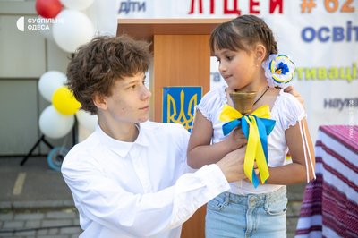 "Наш заклад двічі постраждав": в одному з ліцеїв Одеси пролунав останній дзвоник "Наш заклад двічі постраждав": в одному з ліцеїв Одеси пролунав останній дзвоник