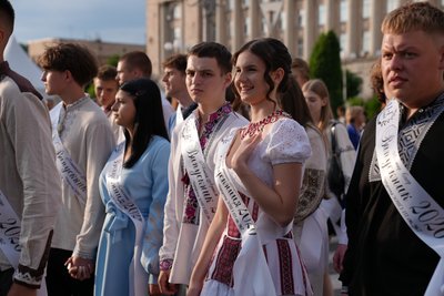 "Марш подяки": фоторепортаж з ходи випускників у Черкасах "Марш подяки": фоторепортаж з ходи випускників у Черкасах