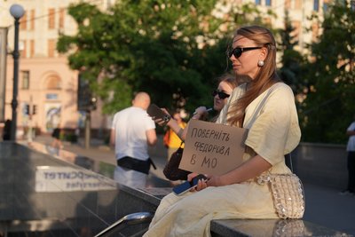 Учасниця акції проти звільнення Федорова з плакатом Учасниця акції проти звільнення Федорова з плакатом