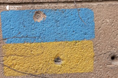 "Горіли наші машини": мешканці будинку в Одесі, в який влучили уламки дрона, оговтуються після пережитого "Горіли наші машини": мешканці будинку в Одесі, в який влучили уламки дрона, оговтуються після пережитого